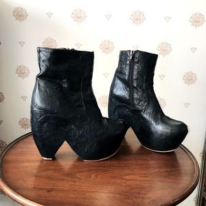 Gee Wa Wa ladies black leather claw heel shirt boot, size 7… Anthropologie